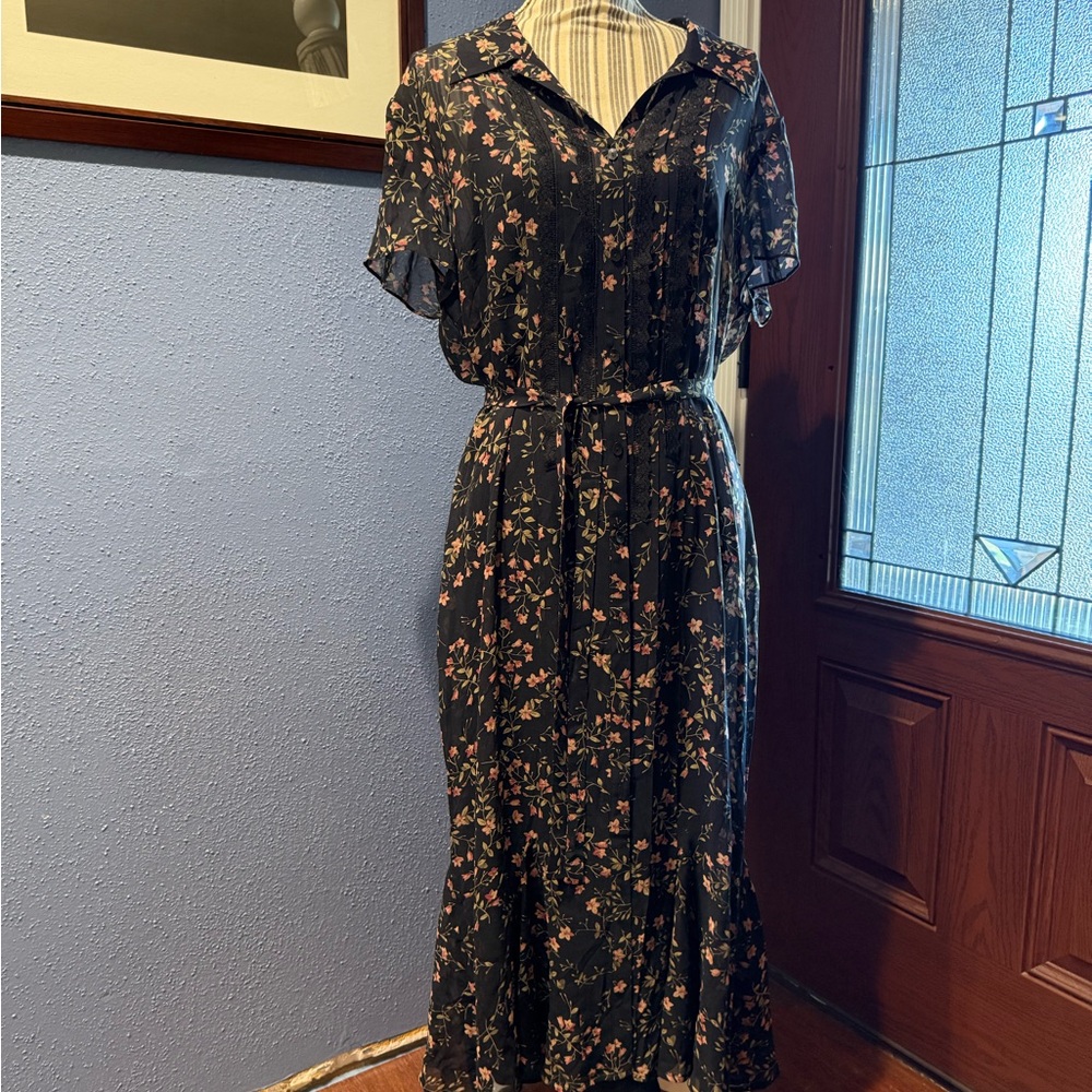 Chic Floral Midi Dress in Black Floral